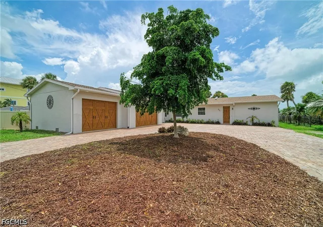 Photo 3 of Single family home for sale at 211 Bahia Vista Dr, Englewood, FL 34223 | MLS# 2026033942 | Listing updated on 2026-10-04