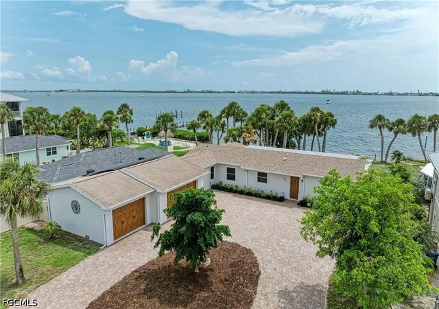 Photo 4 of Single family home for sale at 211 Bahia Vista Dr, Englewood, FL 34223 | MLS# 2026033942 | Listing updated on 2026-10-04