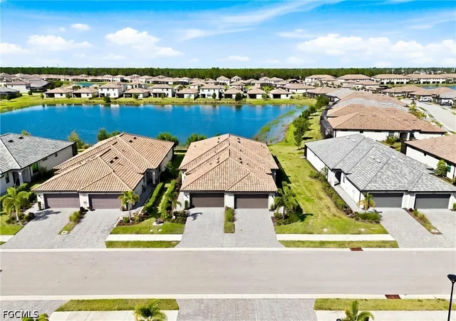 Photo 2 of Sale Pending at 14040 Hunter Oak Dr, Fort Myers, FL 33913 | MLS# 2026034386 | Listing updated on 2026-08-21