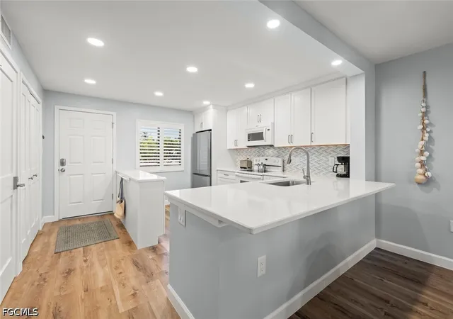 Listing Photo 4 - Condo for sale in building located at 979 E Gulf Dr, Sanibel, FL 33957 - Unit #242