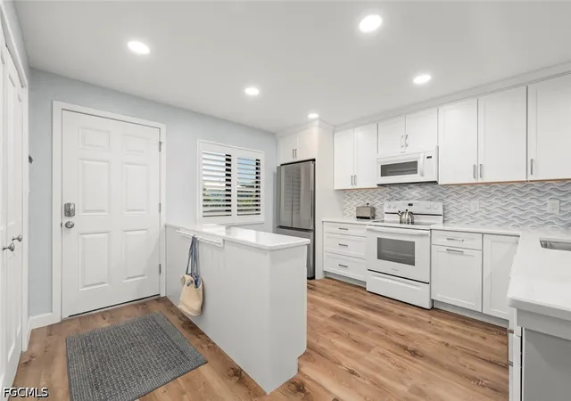 Listing Photo 5 - Condo for sale in building located at 979 E Gulf Dr, Sanibel, FL 33957 - Unit #242