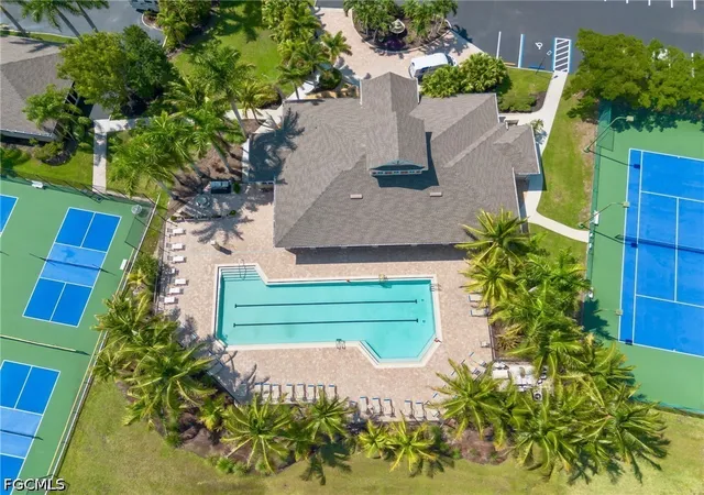 Listing Photo 2 - Condo for sale in building located at 4231 Liron Ave, Fort Myers, FL 33916 - Unit #202