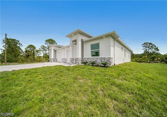 Listing Photo 4 - Condo for sale in building located at 1153-1155 Countess Ave, Lehigh Acres, FL 33974