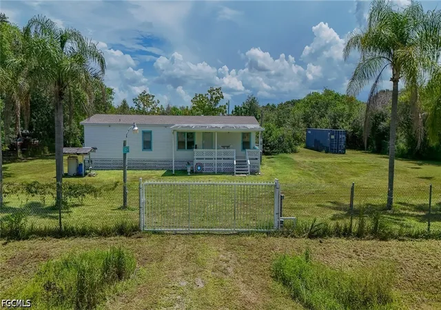 Photo 2 of Manufactured home for sale at 735 N Granja St, Clewiston, FL 33440 | MLS# 2026035045 | Listing updated on 2026-08-18