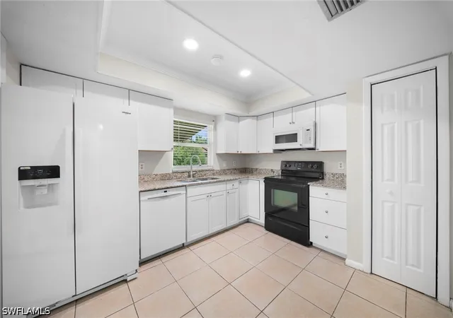 Listing Photo 4 - Condo for sale in building located at 5820 Algiers St, Fort Myers, FL 33919