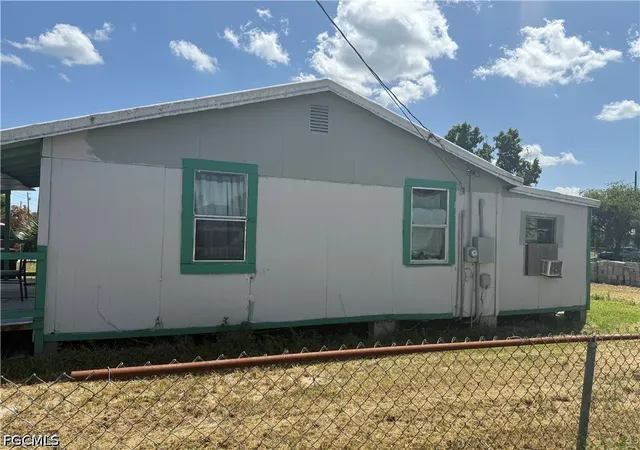 Photo 2 of Single family home for sale at 1091 Gamble St, Moore Haven, FL 33471 | MLS# 2026035774 | Listing updated on 2026-08-23