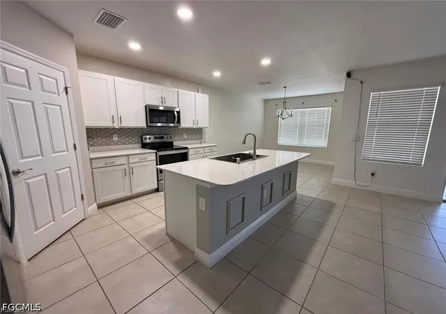 Photo 2 of Single family home for sale at 635 Ne 6th Pl, Cape Coral, FL 33909 | MLS# 2026036162 | Listing updated on 2026-08-26