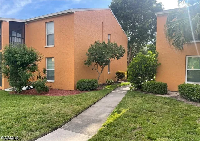 Listing Photo 4 - Condo for sale in building located at 12656 Kenwood Ln, Fort Myers, FL 33907 - Unit #B