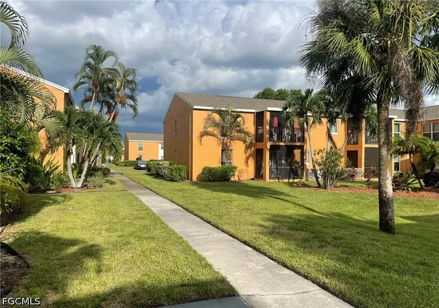 Listing Photo 5 - Condo for sale in building located at 12656 Kenwood Ln, Fort Myers, FL 33907 - Unit #B