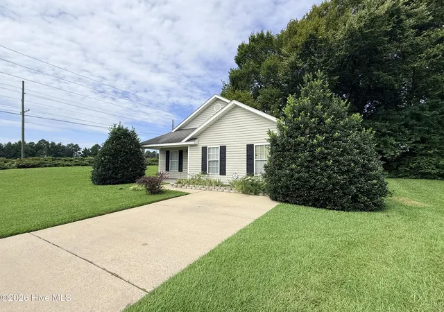 Photo 2 of Single family home for sale at 1306 Wyngate Dr, Greenville, NC 27834 | MLS# 100595626 | Listing updated on 2026-09-10