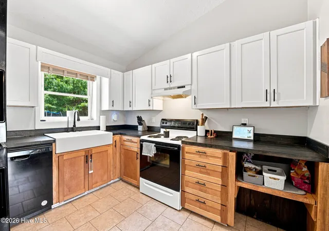 Photo 3 of Single family home for sale at 211 Nottingham Dr, Havelock, NC 28532 | MLS# 100584756 | Listing updated on 2026-10-08