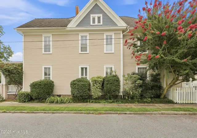 Photo 3 of Single family home for sale at 813 W Main St, Elizabeth City, NC 27909 | MLS# 100590463 | Listing updated on 2026-09-14