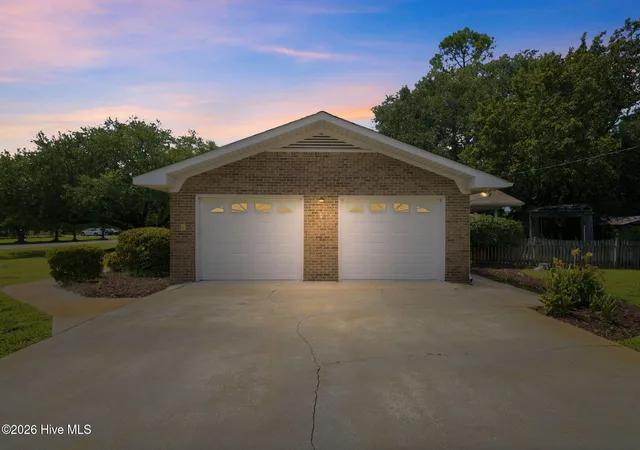 Photo 4 of Single family home for sale at 4637 Dean Dr, Wilmington, NC 28405 | MLS# 100595055 | Listing updated on 2026-10-06