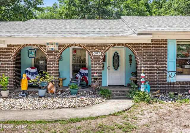 Photo 4 of Single family home for sale at 307 Yaupon Dr, Southport, NC 28461 | MLS# 100595010 | Listing updated on 2026-10-04