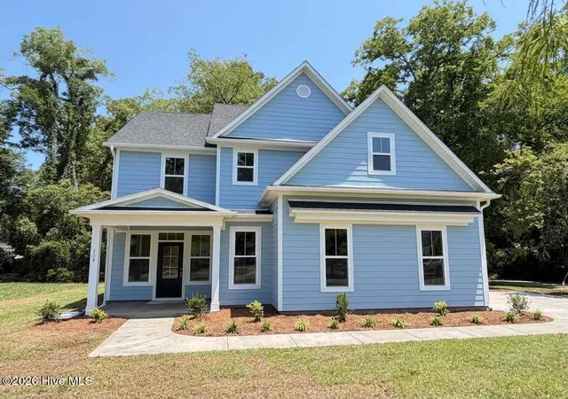 Photo 1 of Single family home for sale at 104 Live Oak Cir, Lake Waccamaw, NC 28450 | MLS# 100570636 | Listing updated on 2026-08-19