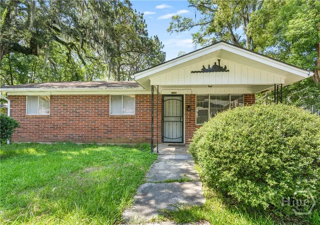 Photo 2 of Single family home for sale at 1135 Collins St, Savannah, GA 31404 | MLS# SA362633 | Listing updated on 2026-08-19