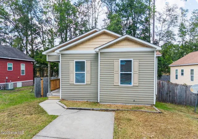 Photo 3 of Single family home for sale at 3913 Prices Ln, Wilmington, NC 28405 | MLS# 100589459 | Listing updated on 2026-08-19