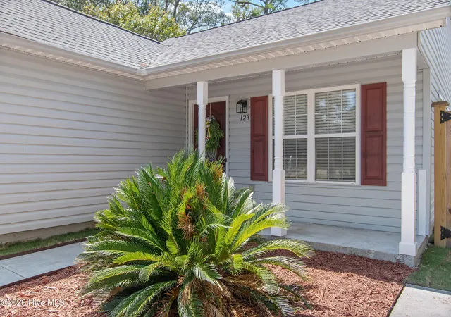 Photo 3 of Single family home for sale at 123 Ne 18Th St, Oak Island, NC 28465 | MLS# 100598217 | Listing updated on 2026-10-02