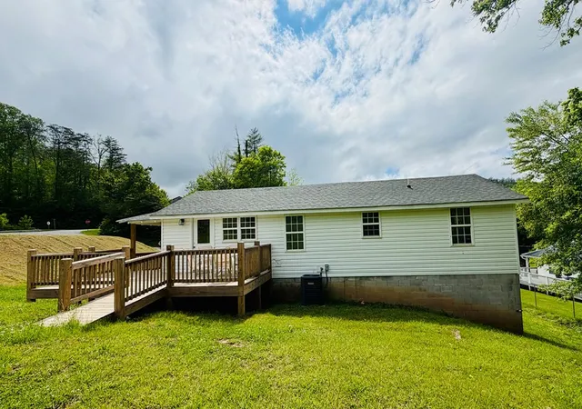 Photo 4 of Single family home for sale at 319 Circle St, Robbinsville, NC 28771 | MLS# 98544648 | Listing updated on 2026-08-19