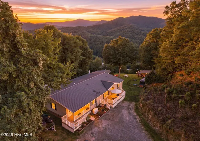 Photo 1 of Manufactured home for sale at 4 Sunset Farms Rd, Whittier, NC 28789 | MLS# 100597390 | Listing updated on 2026-08-26