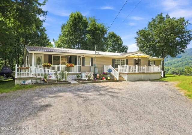 Photo 3 of Manufactured home for sale at 4 Sunset Farms Rd, Whittier, NC 28789 | MLS# 100597390 | Listing updated on 2026-08-26