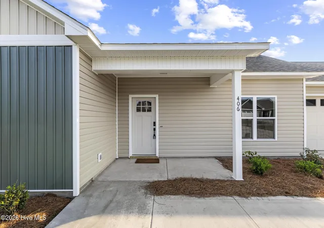 Photo 3 of Single family home for sale at 406 Wade Dr, Richlands, NC 28574 | MLS# 100570758 | Listing updated on 2026-09-21
