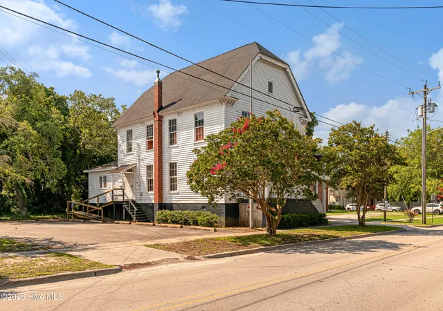 Photo 2 of Single family home for sale at 204 Turner St, Beaufort, NC 28516 | MLS# 100594354 | Listing updated on 2026-09-10