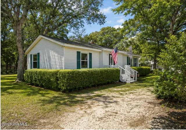 Photo 4 of Single family home for sale at 3701 E Oak Is Dr, Oak Island, NC 28465 | MLS# 100595942 | Listing updated on 2026-09-14