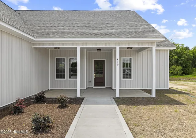 Photo 2 of Single family home for sale at 402 Wade Dr, Richlands, NC 28574 | MLS# 100570757 | Listing updated on 2026-08-24