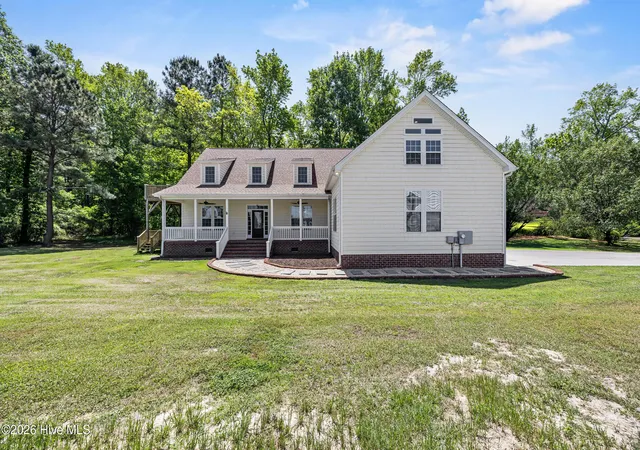 Photo 2 of Single family home for sale at 905 Charleston Pl, Sneads Ferry, NC 28460 | MLS# 100598335 | Listing updated on 2026-09-04