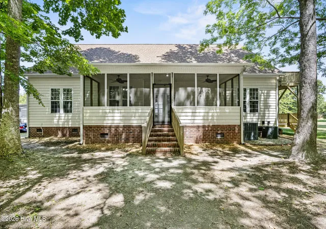 Photo 3 of Single family home for sale at 905 Charleston Pl, Sneads Ferry, NC 28460 | MLS# 100598335 | Listing updated on 2026-09-04