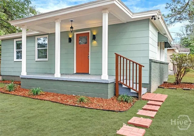 Photo 3 of Single family home for sale at 2102 Auburn St, Savannah, GA 31404 | MLS# SA362318 | Listing updated on 2026-08-21