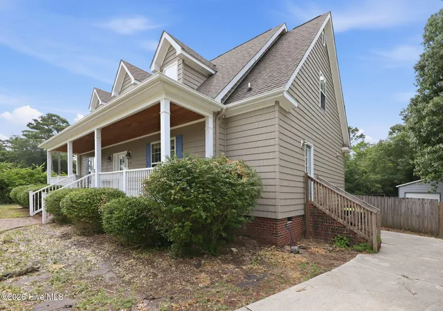 Photo 3 of Single family home for sale at 221 Oak Grv Cir, Hubert, NC 28539 | MLS# 100592071 | Listing updated on 2026-09-05
