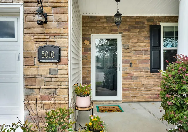 Photo 2 of Single family home for sale at 5010 Portside Dr, Southport, NC 28461 | MLS# 100591857 | Listing updated on 2026-08-19