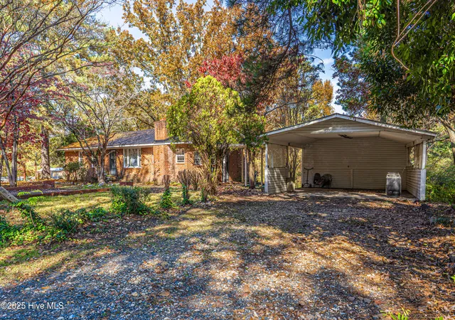 Photo 3 of Single family home for sale at 806 Currie St, Carthage, NC 28327 | MLS# 100598848 | Listing updated on 2026-08-25