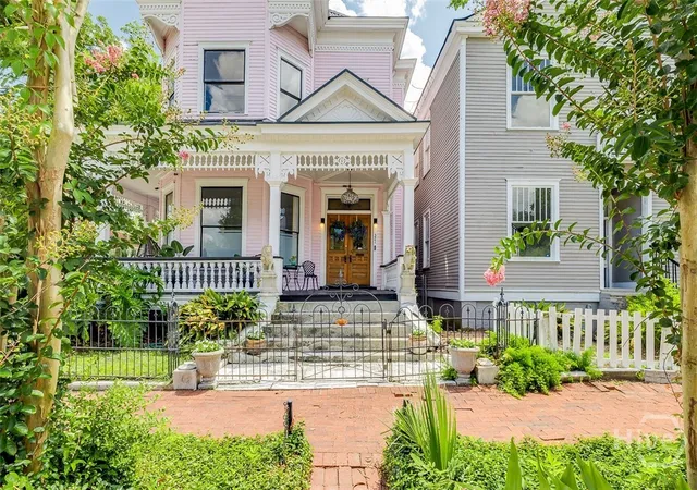 Photo 2 of Single family home for sale at 321 E Bolton St, Savannah, GA 31401 | MLS# SA363398 | Listing updated on 2026-08-27