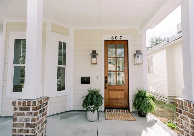 Photo 3 of Single family home for sale at 807 East 33rd, Savannah, GA 31401 | MLS# SA361075 | Listing updated on 2026-08-25