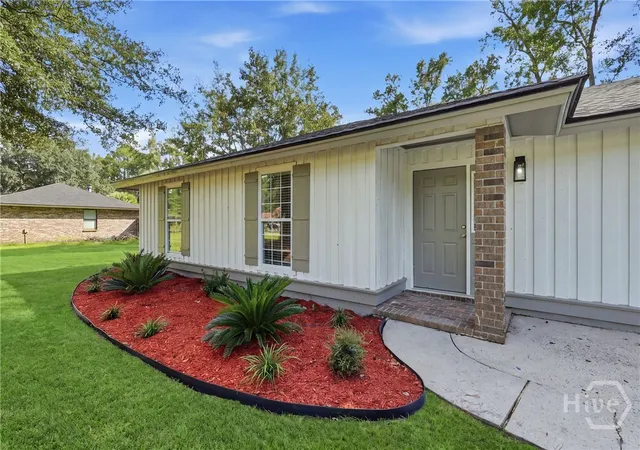 3rd image of 131 Bea Rd, Richmond Hill, GA 31324 | MLS# SA363044