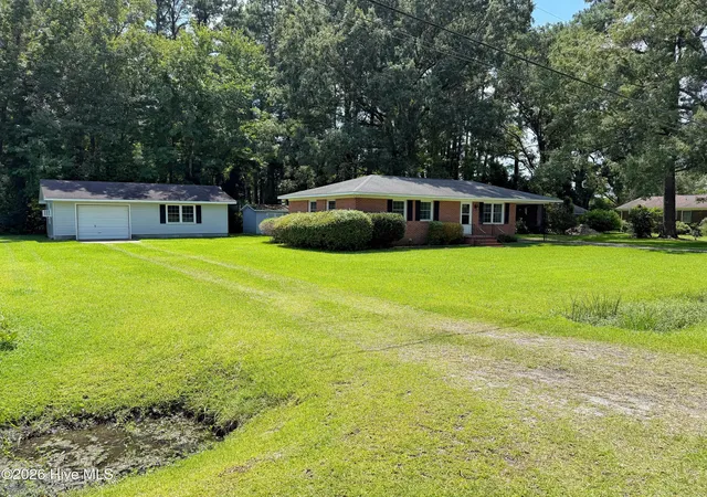 Photo 2 of Single family home for sale at 419 Hart Dr, New Bern, NC 28560 | MLS# 100598932 | Listing updated on 2026-09-10