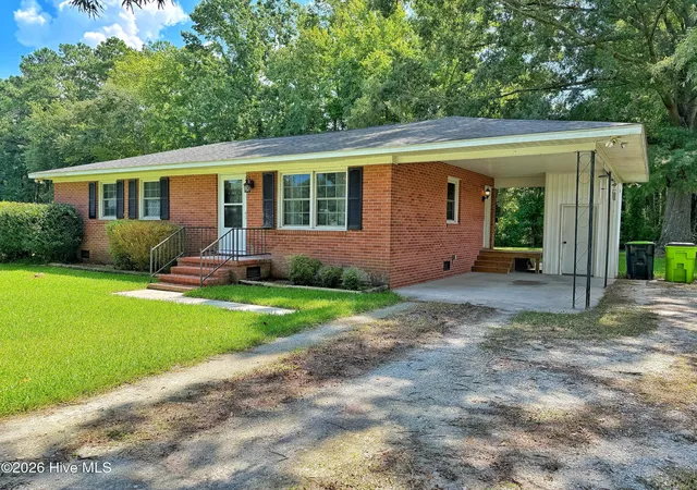 Photo 3 of Single family home for sale at 419 Hart Dr, New Bern, NC 28560 | MLS# 100598932 | Listing updated on 2026-09-10
