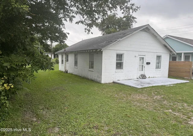 Photo 1 of Single family home for sale at 305 N 15th Street, Morehead City, NC 28557 | MLS# 100523930 | Listing updated on 2026-08-18