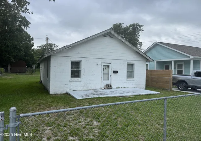 Photo 3 of Single family home for sale at 305 N 15th Street, Morehead City, NC 28557 | MLS# 100523930 | Listing updated on 2026-08-18