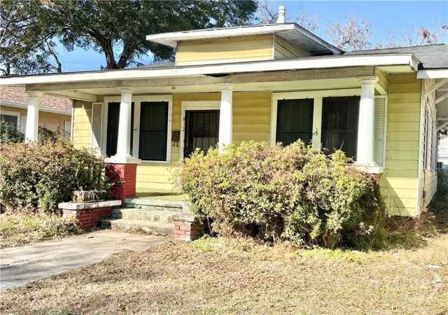 Photo 2 of Single family home for sale at 812 E 32nd Street, Savannah, GA 31401 | MLS# SA348477 | Listing updated on 2026-10-09