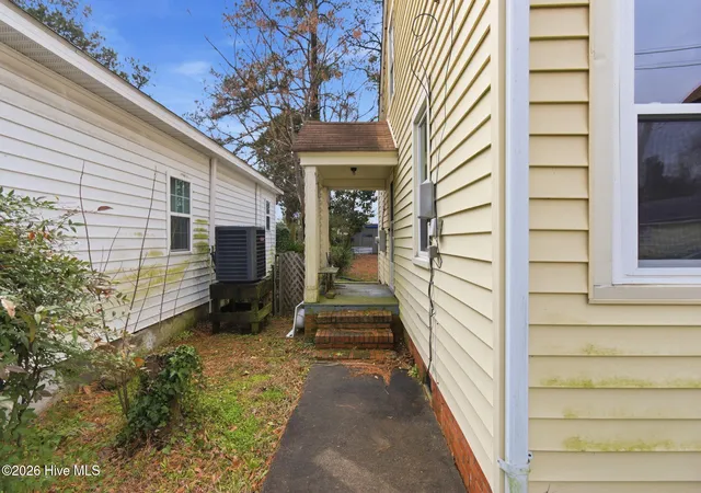 Photo 3 of Single family home for sale at 409 Perry St, Elizabeth City, NC 27909 | MLS# 100556917 | Listing updated on 2026-08-18