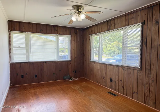 Photo 3 of Single family home for sale at 1011 Maple St, Elizabeth City, NC 27909 | MLS# 100599018 | Listing updated on 2026-09-13