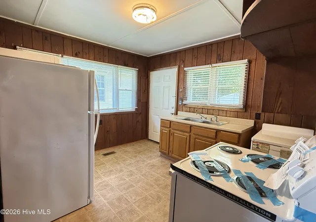 Photo 3 of Single family home for sale at 1011 Maple St, Elizabeth City, NC 27909 | MLS# 100599018 | Listing updated on 2026-09-13