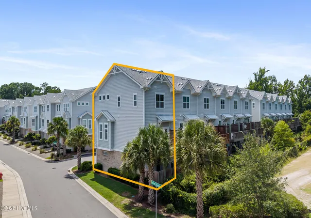 Photo 3 of Townhouse for sale at 3927 Malabar Run, Wilmington, NC 28409 | MLS# 100594663 | Listing updated on 2026-09-15