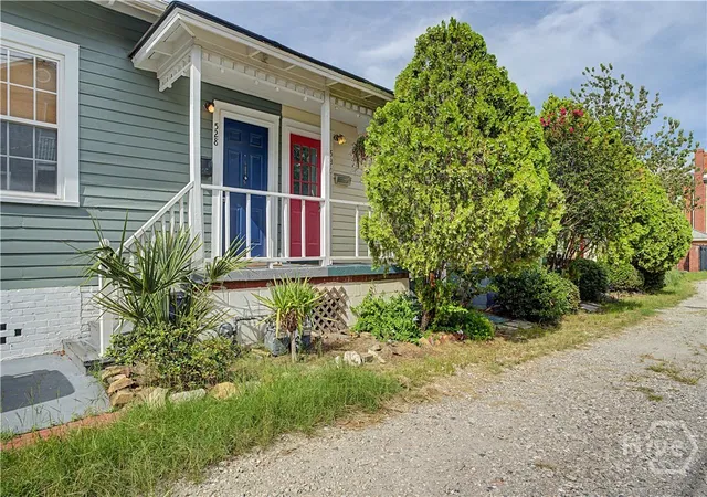 Photo 1 of Single family home for sale at 530 E Gordon Ln, Savannah, GA 31401 | MLS# SA360821 | Listing updated on 2026-08-25