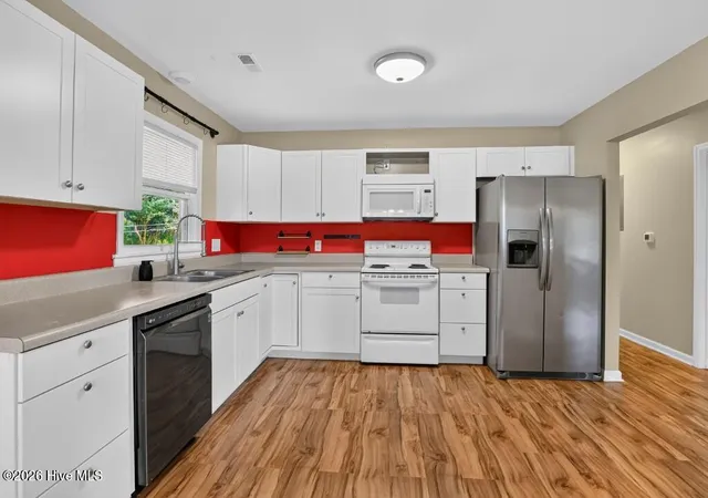 Photo 3 of Single family home for sale at 2400 N Hills Dr, New Bern, NC 28562 | MLS# 100599484 | Listing updated on 2026-09-17