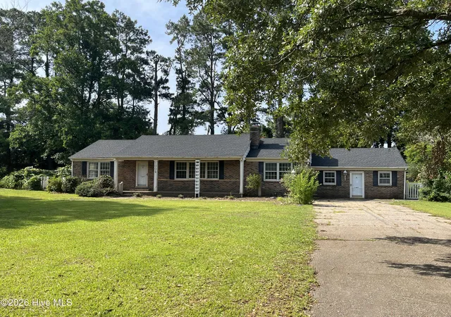 Photo 2 of Single family home for sale at 1005 W Queen St, Edenton, NC 27932 | MLS# 100599136 | Listing updated on 2026-09-25